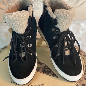 Blondo Shylo Waterproof Suede Sneaker